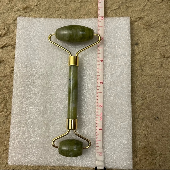BNIB Jade Roller & Gua Sha Stone - Picture 2 of 11